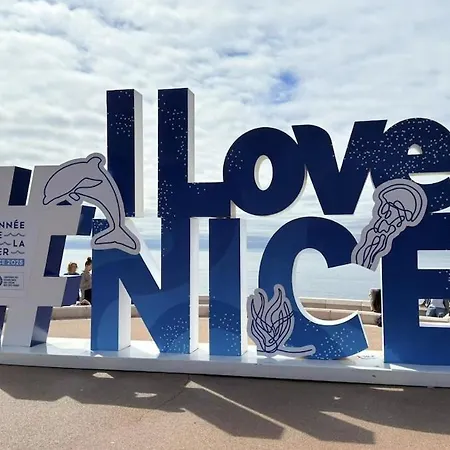 A 5 Minutes De La Nice